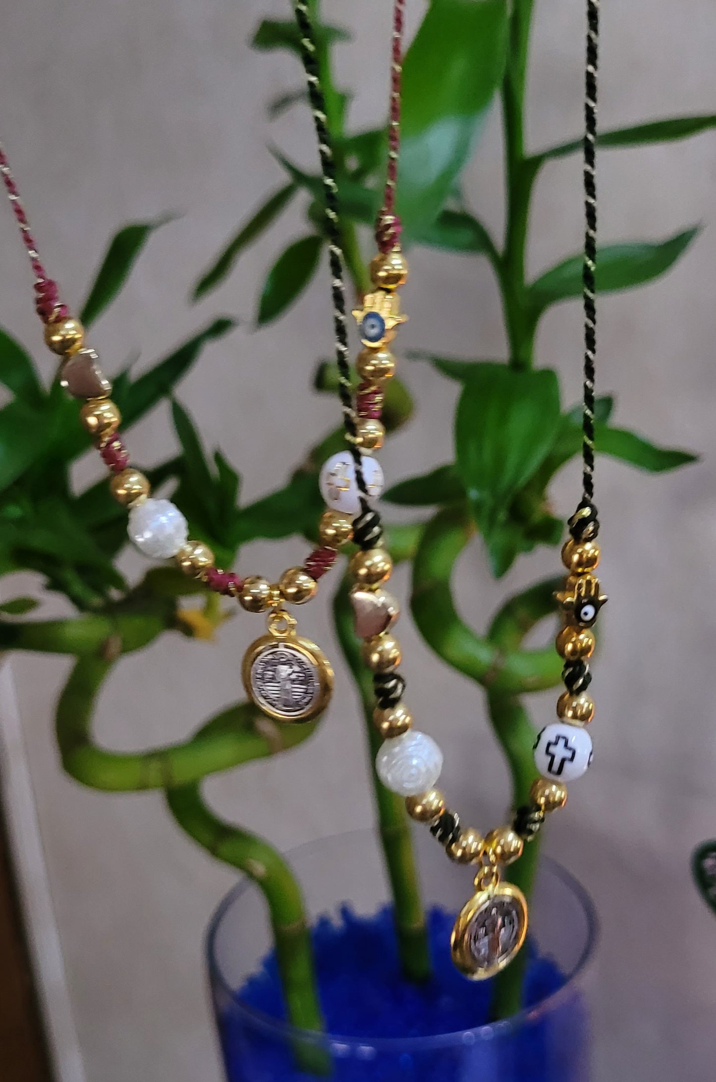 Collar San Benito de Abad y varios dijes en hilo tejido/ St. Benedict the Abbot Necklace with Various Charms on Woven Cord