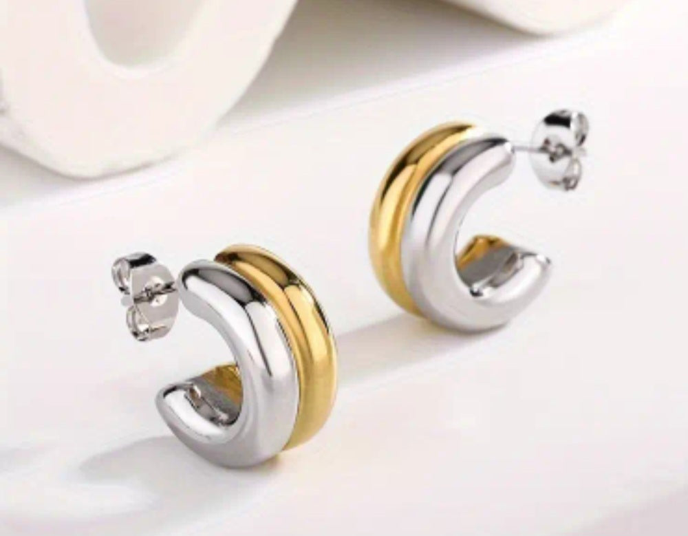 Pendientes tipo aros de acero inoxidable en 2 tonos dorado y plateado/ Stainless steel hoop earrings in two tones: gold and silver