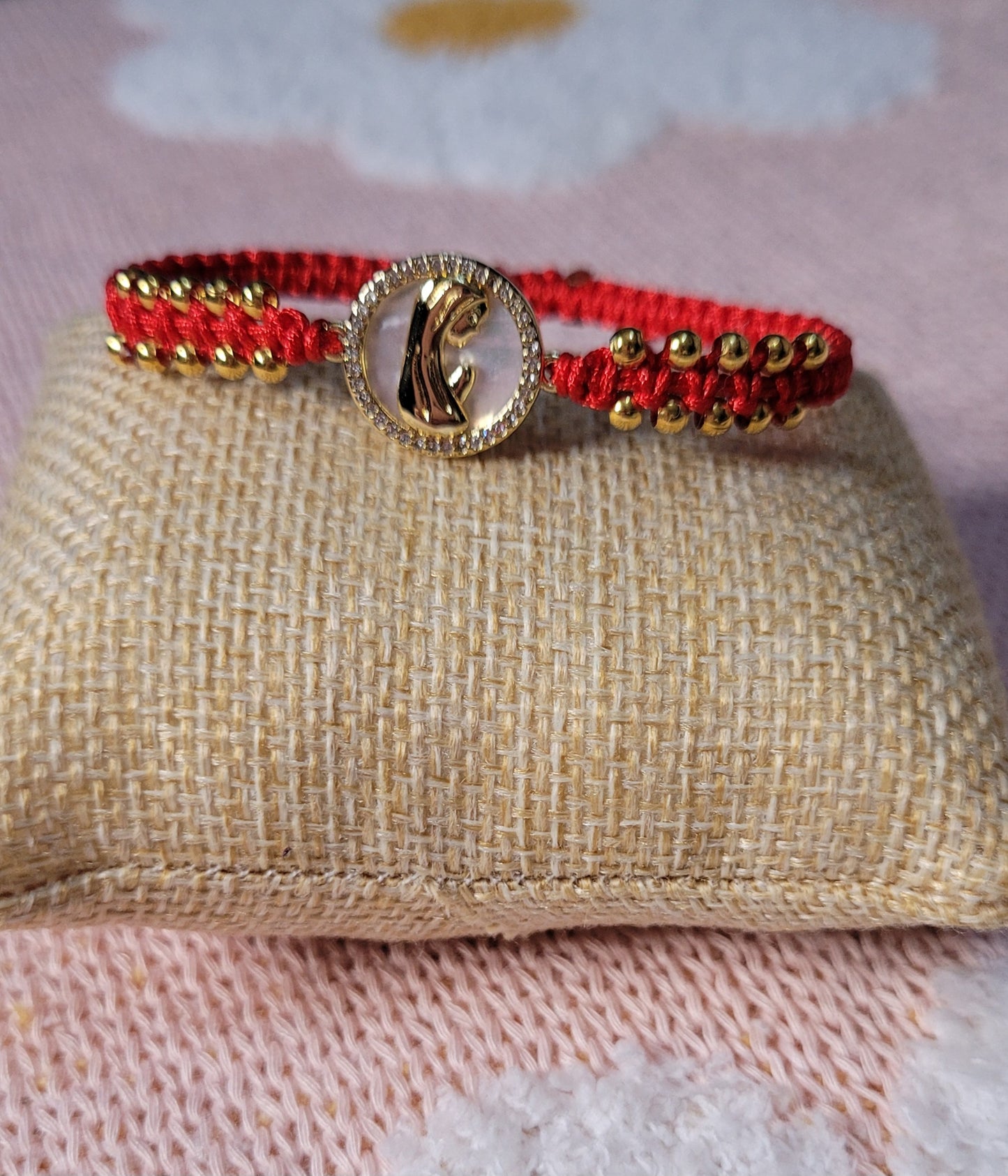 Pulsera tejida ajustable con cuentas y charm de Virgen María con nácar/Adjustable woven bracelet with beads and Virgin Mary charm with mother-of-pearl