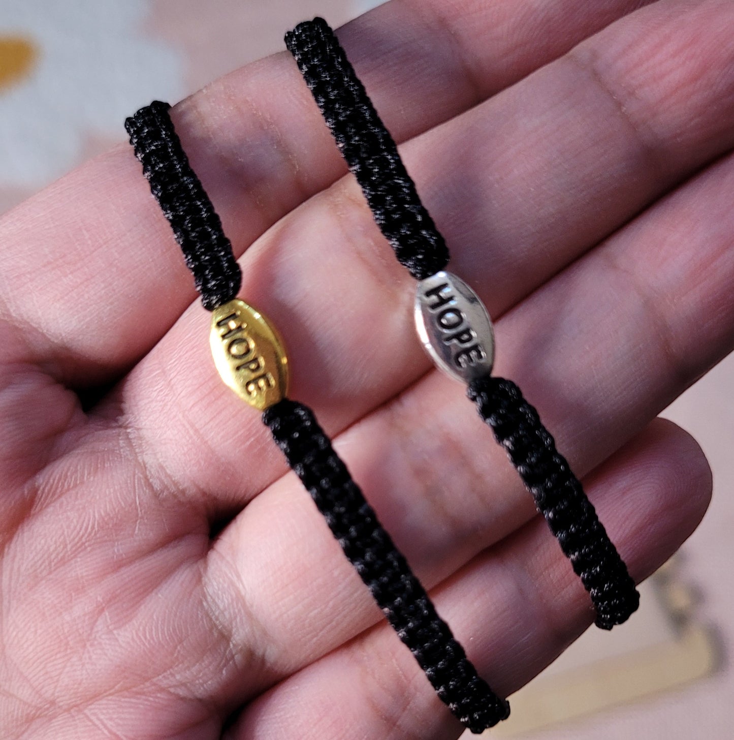 Pulsera tejida ajustable unisex con dije de esperanza/ Unisex adjustable woven bracelet with hope charm