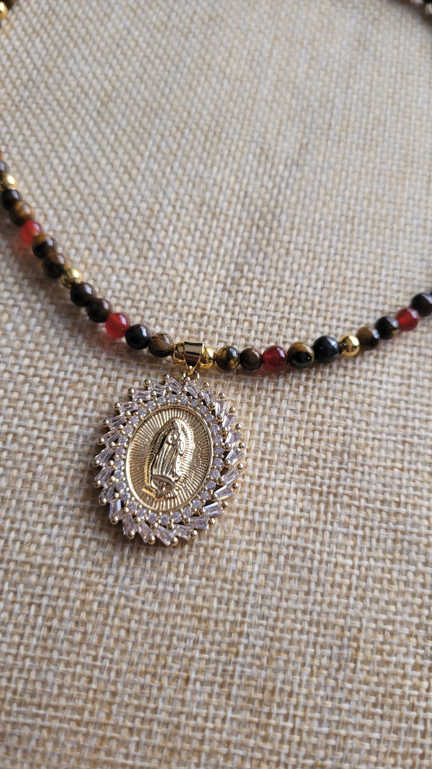 Collar Virgen de Guadalupe con Piedras Naturales Ojo de Tigre y Cornalina/ Virgin of Guadalupe Necklace with Natural Tiger's Eye and Carnelian Stones