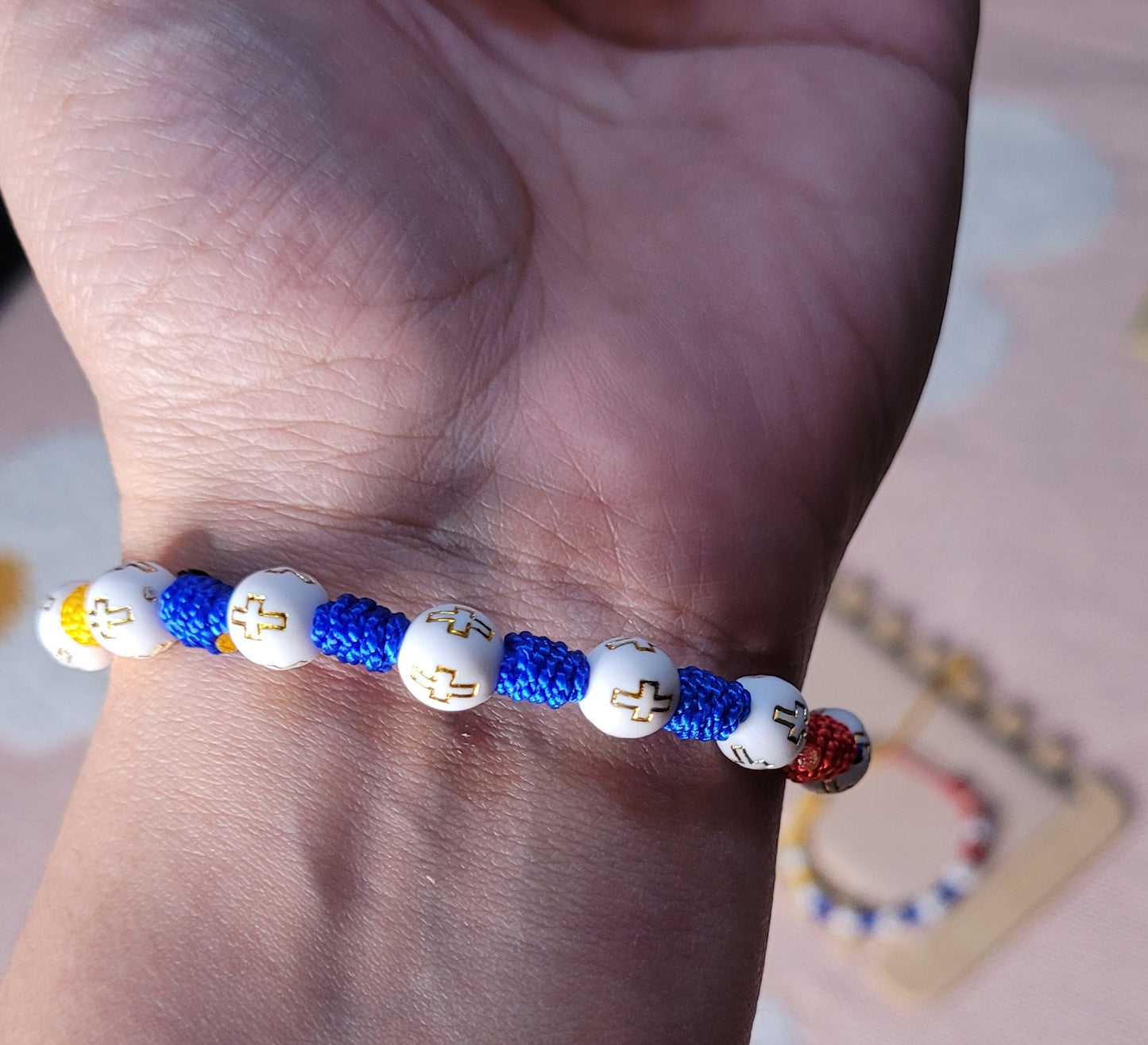 Pulsera rosario tricolor con piedras acrílicas/ Tricolor rosary bracelet with acrylic stones