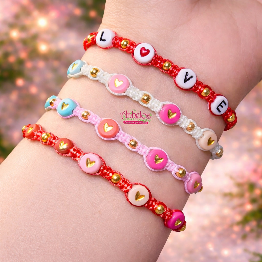 Pulsera tejida ajustable con corazones/ Adjustable woven bracelet with hearts.