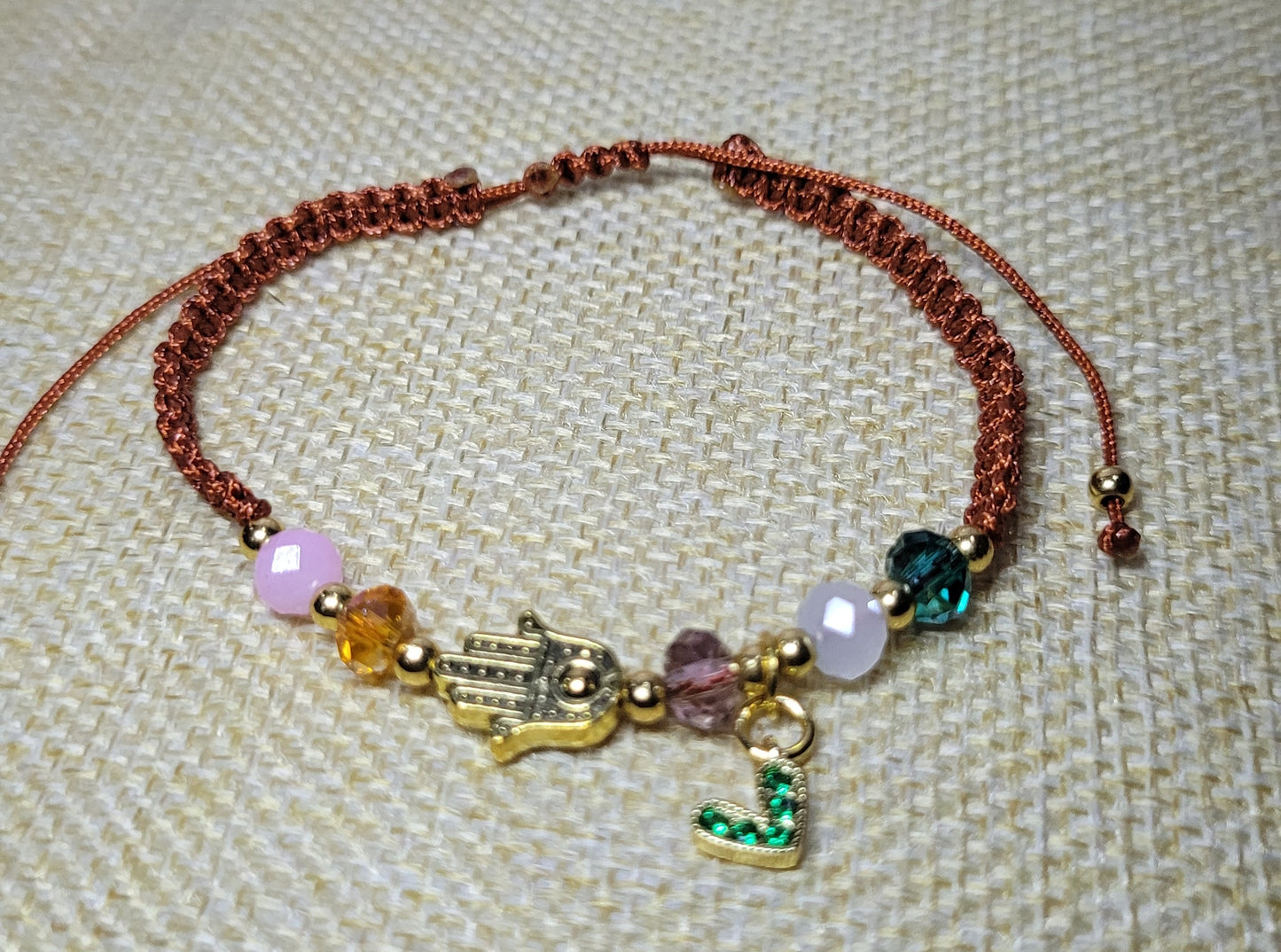 Pulsera variedad de dijes de protección/ Bracelet with a variety of protective charms