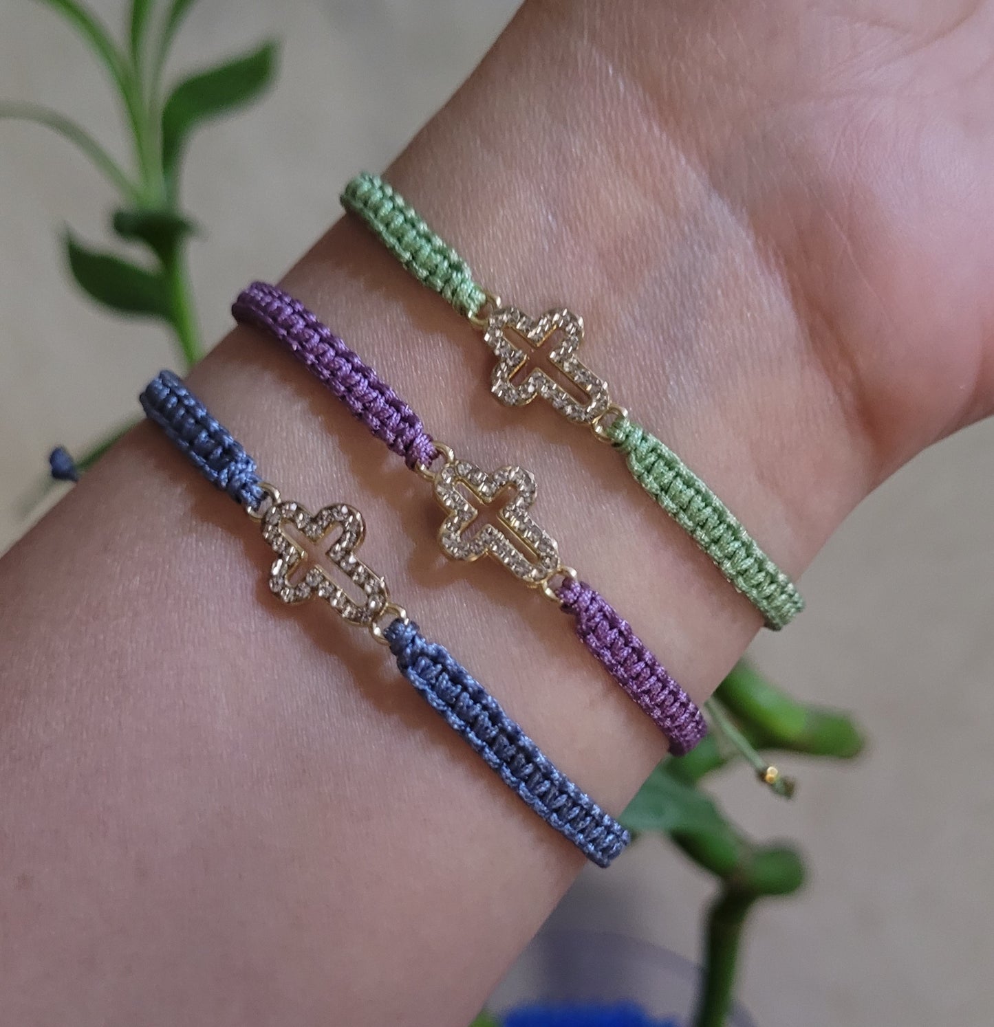 Pulsera tejida con dije cruz con brillantes/ Woven bracelet with cross charm and rhinestones.