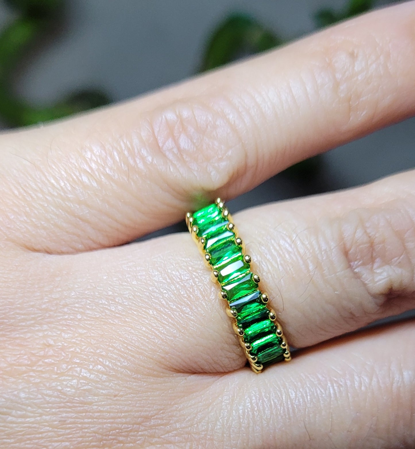 Anillo de acero inoxidable ajustable con circones/ Adjustable stainless steel ring with zircons