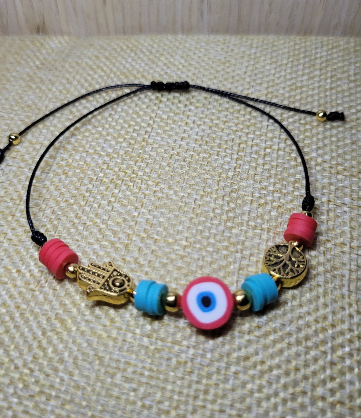 Pulsera con dijes de protección/ Bracelet with protection charms