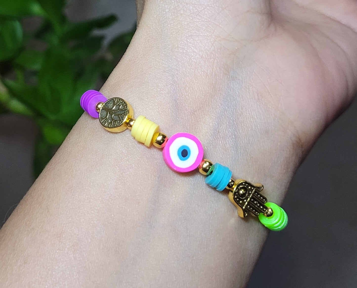 Pulsera con dijes de protección/ Bracelet with protection charms