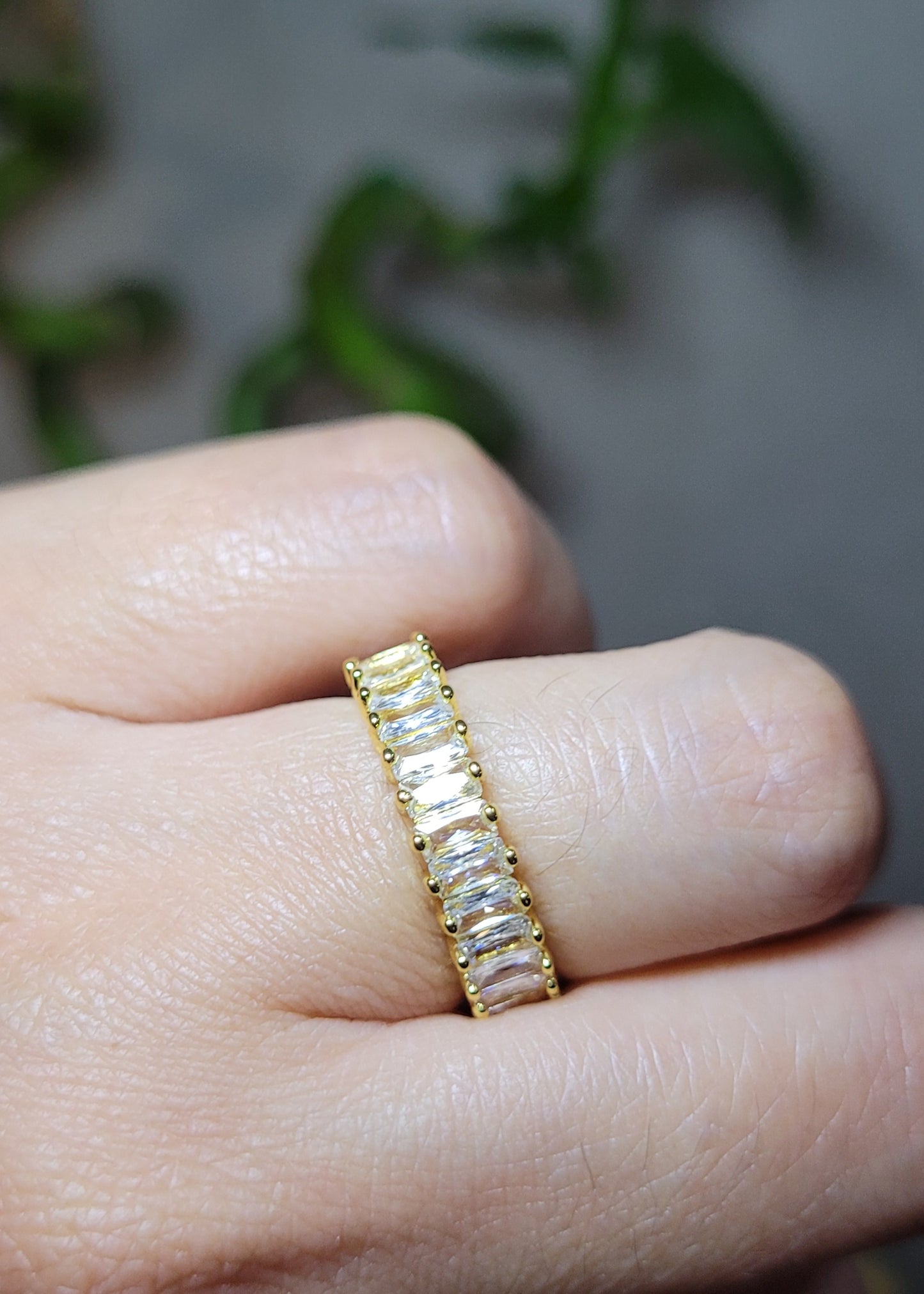 Anillo de acero inoxidable ajustable con circones/ Adjustable stainless steel ring with zircons