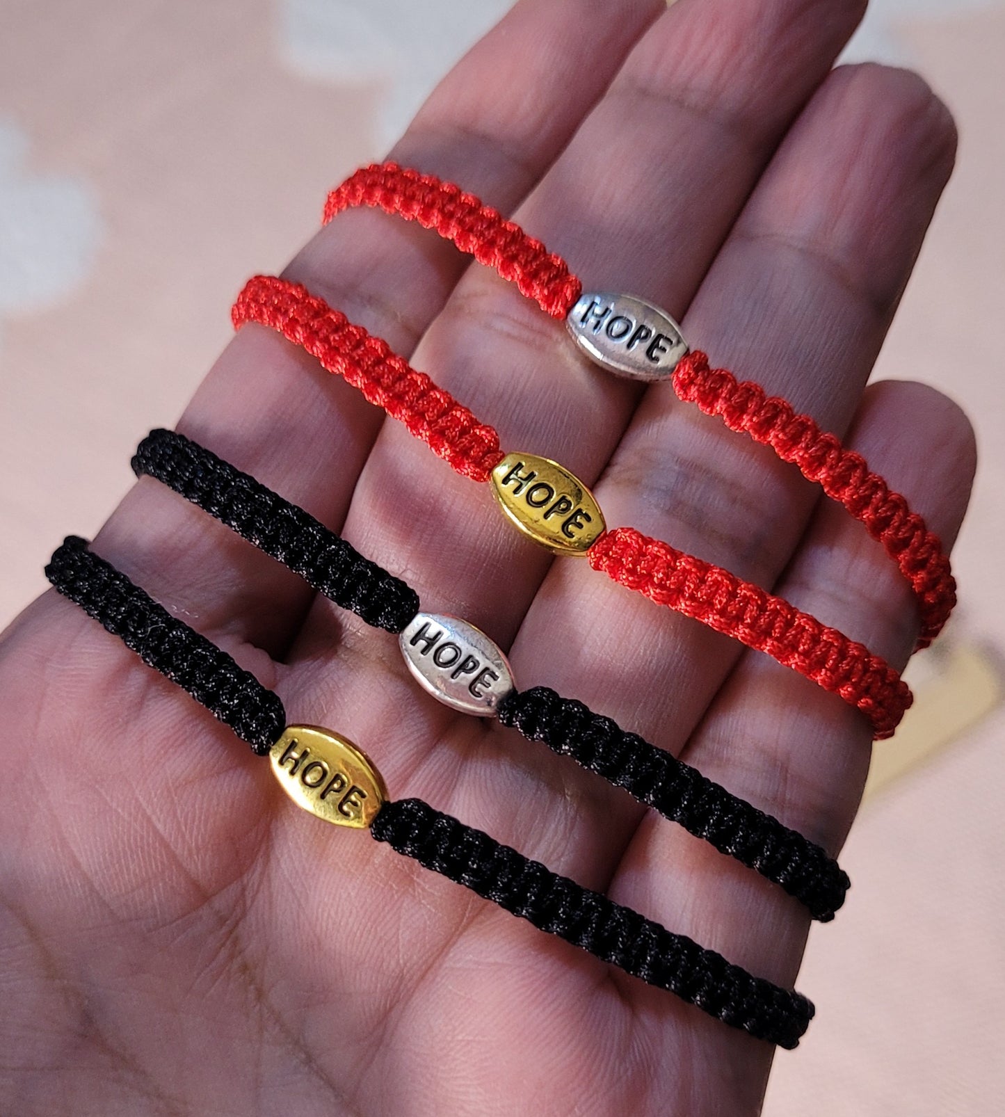 Pulsera tejida ajustable unisex con dije de esperanza/ Unisex adjustable woven bracelet with hope charm