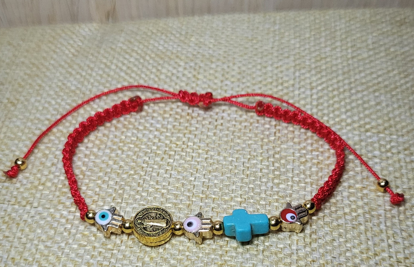 Pulsera variedad de dijes de protección/ Bracelet with a variety of protective charms