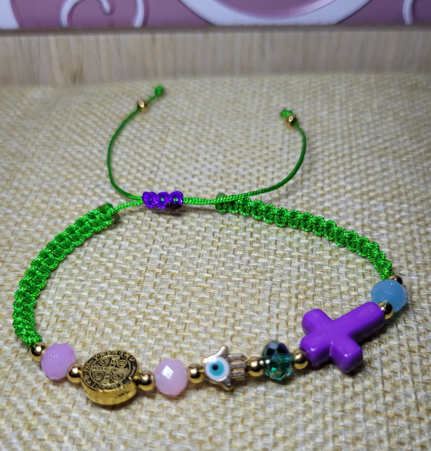 Pulsera variedad de dijes de protección/ Bracelet with a variety of protective charms