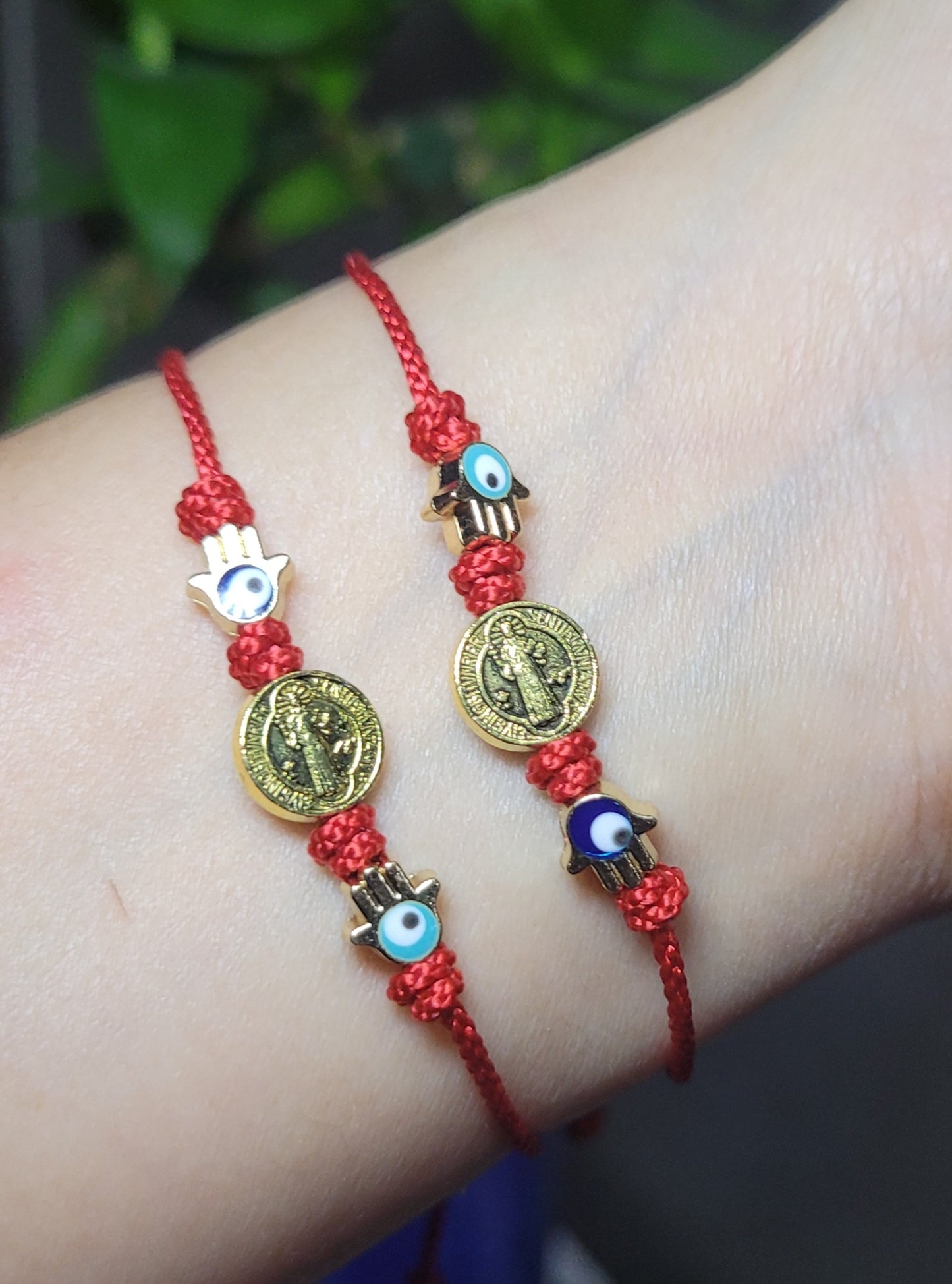Pulsera de protección hilo rojo con dije mano de fatima y San Benito de Abad/ Red thread protection bracelet with Fatima's hand charm and Saint Benedict the Abbot