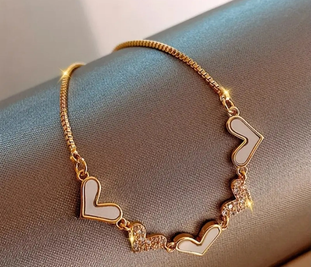 Pulsera ajustable con 5 dijes se corazón mate y brillante/ Adjustable bracelet with 5 matte and shiny heart charms