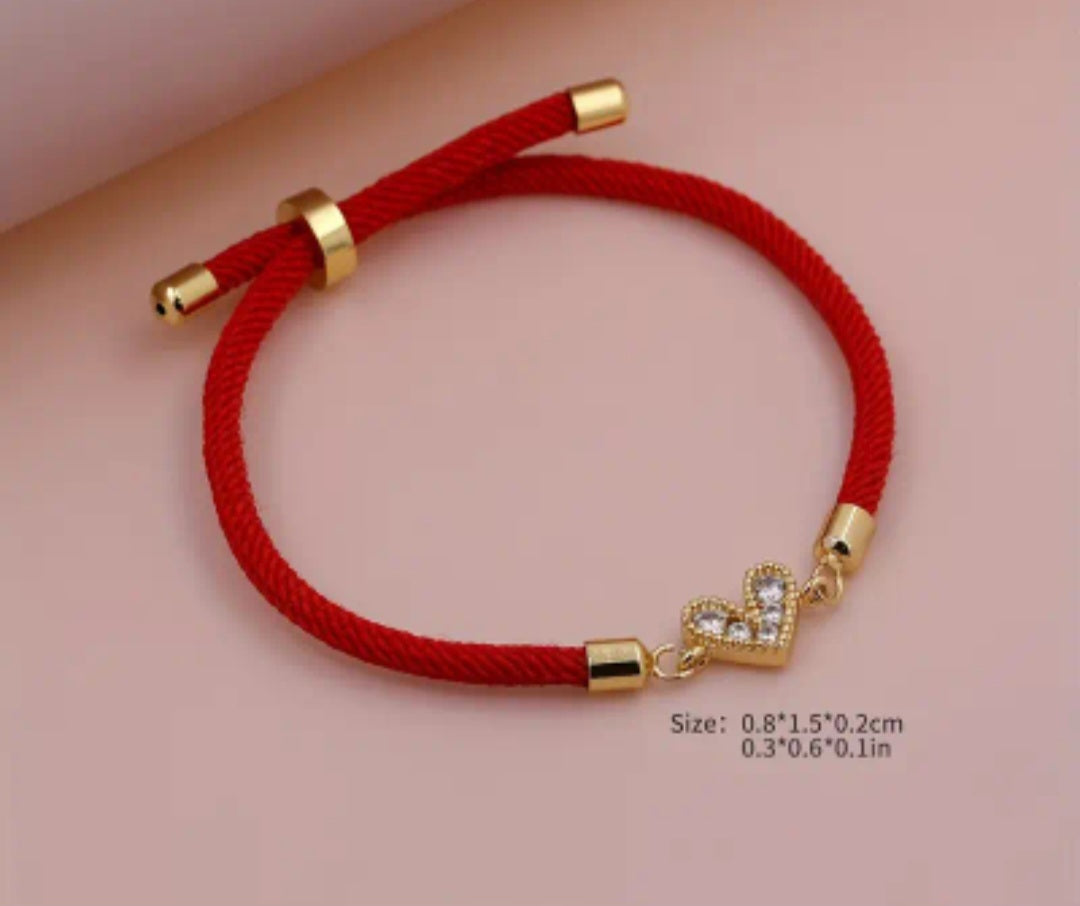Pulsera con cordon ajustable con dije de corazon con Zircon/ Adjustable cord bracelet with heart charm and zircon.