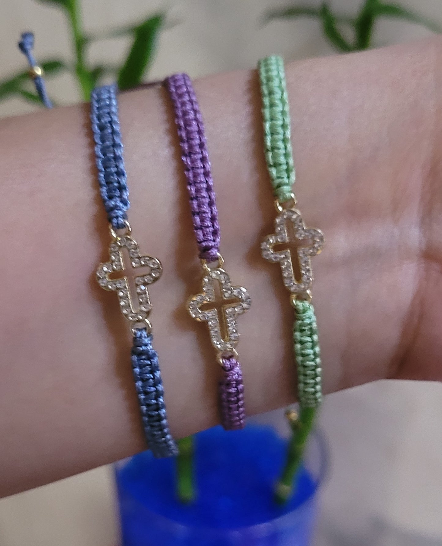 Pulsera tejida con dije cruz con brillantes/ Woven bracelet with cross charm and rhinestones.
