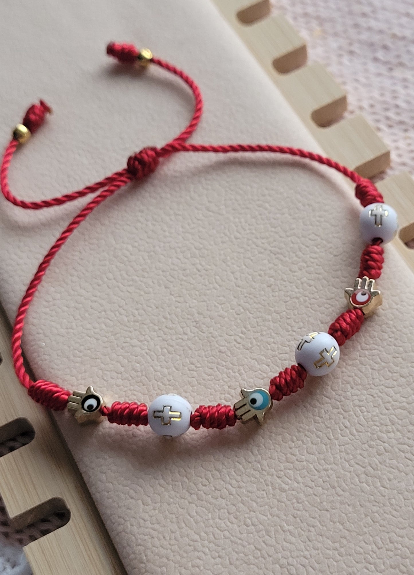 Pulsera ajustable hilo rojo 7 nudos/ Adjustable red thread bracelet with 7 knots