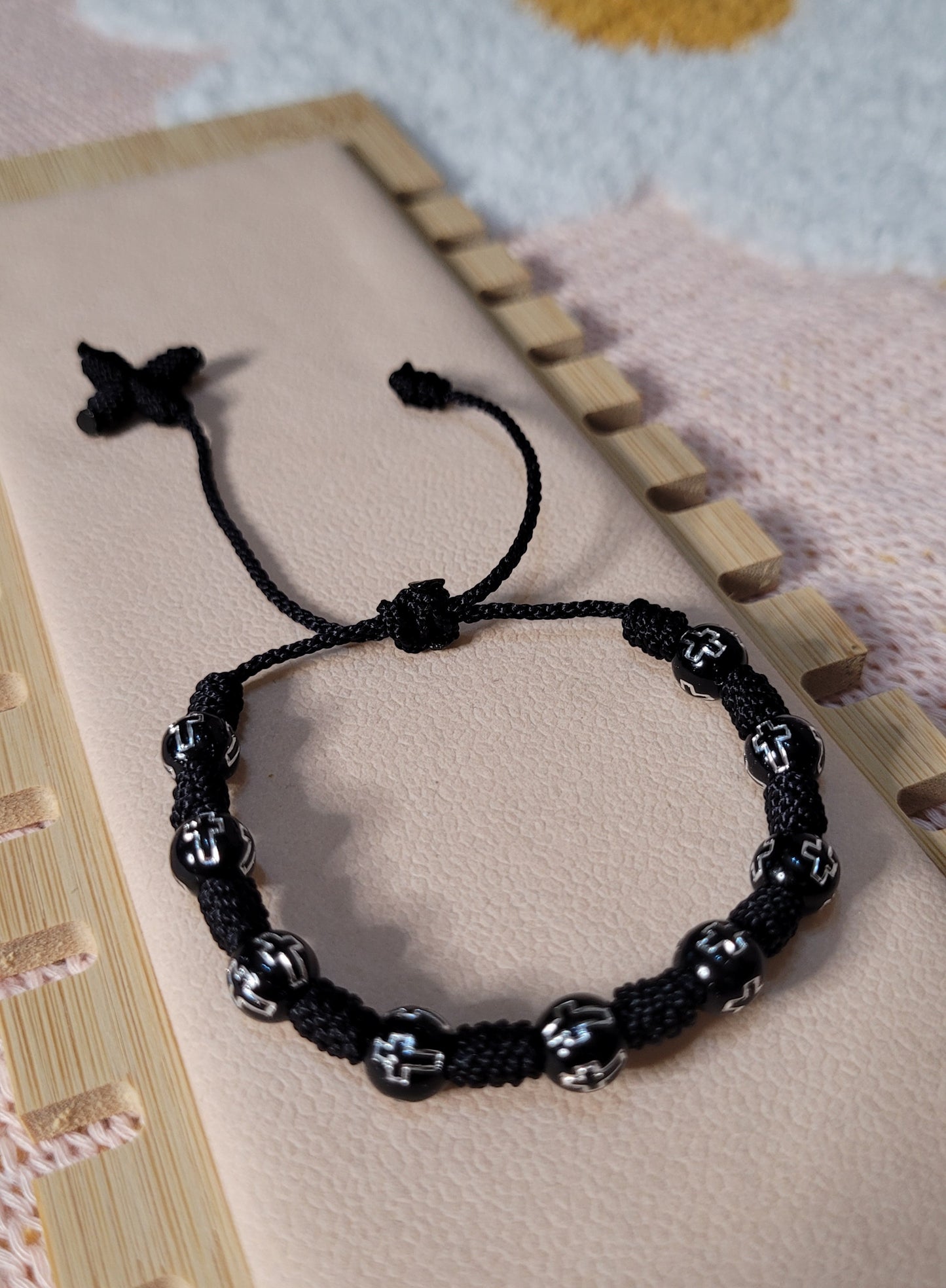 Pulsera rosario unisex con cruz de piedras acrílicas./ Unisex rosary bracelet with acrylic stones cross.