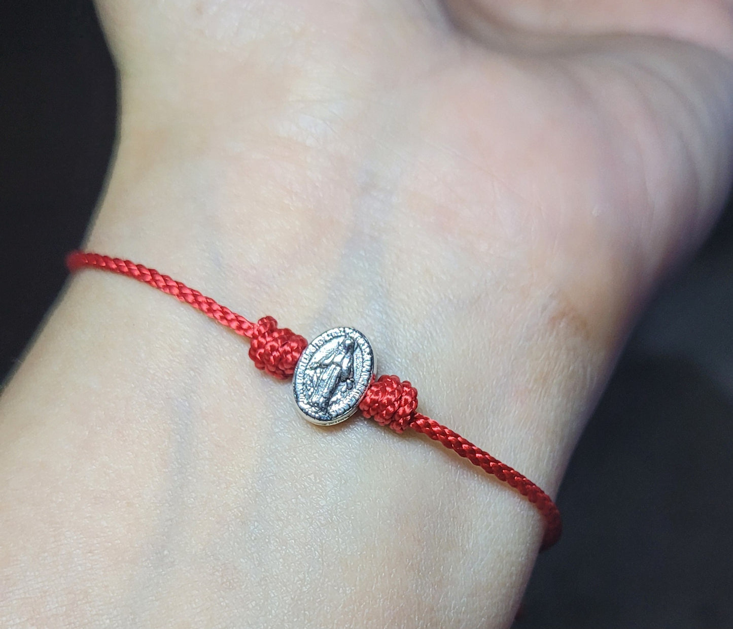 Pulsera de protección con dije de Virgen Maria/ Protection bracelet with Virgin Mary charm
