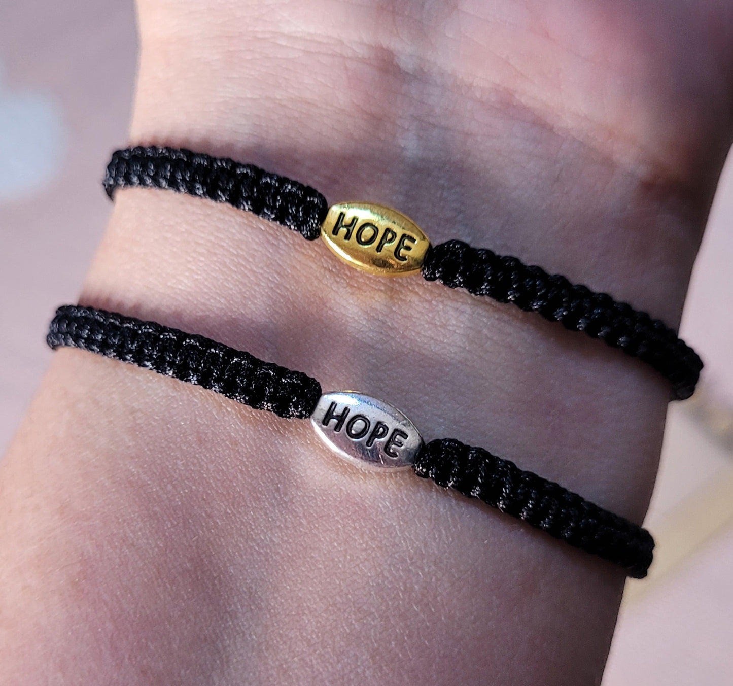 Pulsera tejida ajustable unisex con dije de esperanza/ Unisex adjustable woven bracelet with hope charm