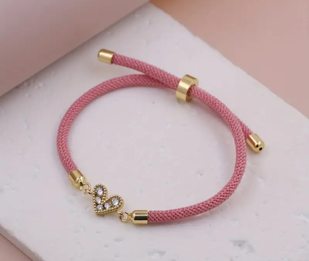 Pulsera con cordon ajustable con dije de corazon con Zircon/ Adjustable cord bracelet with heart charm and zircon.