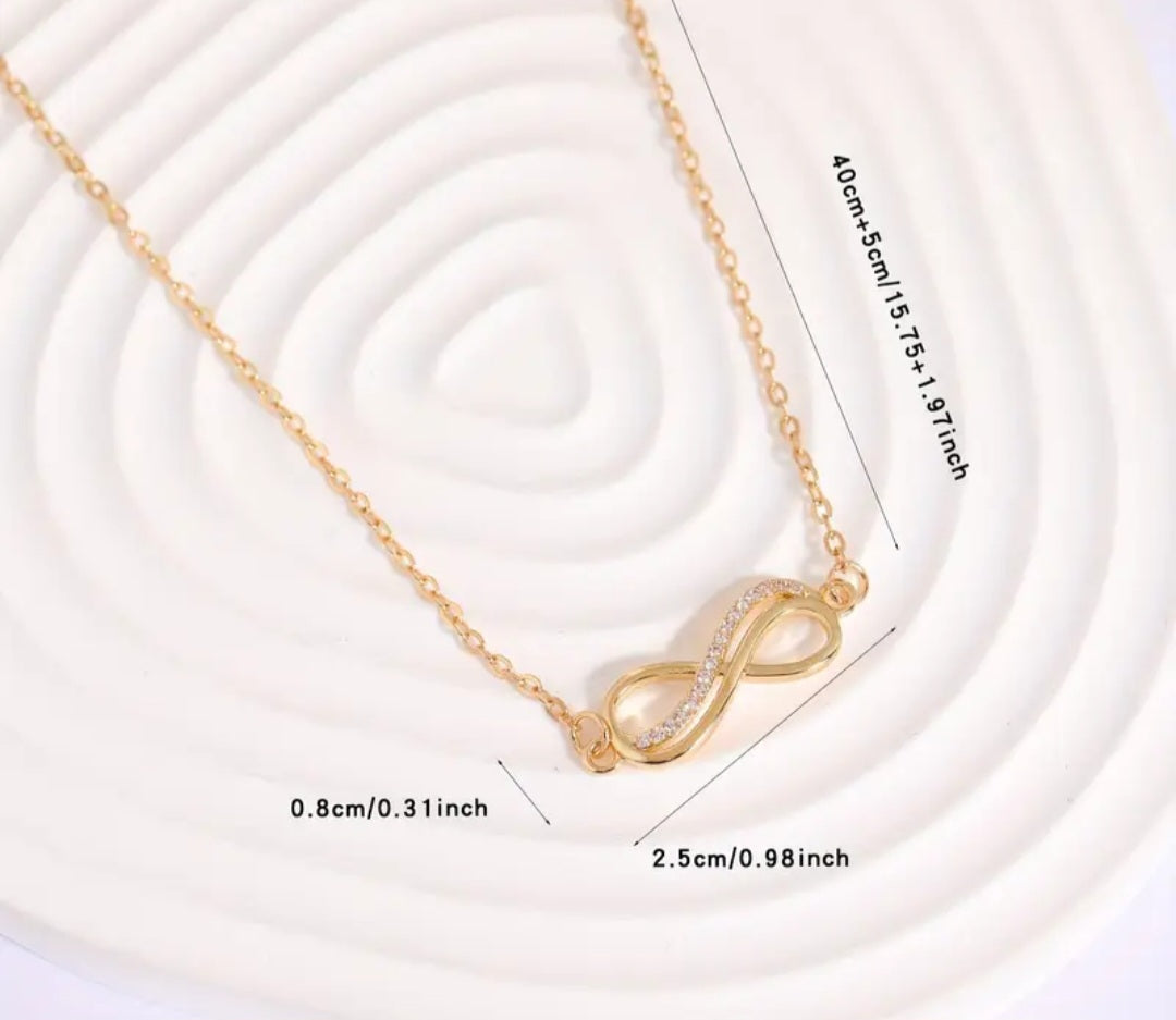 Cadena de acero inoxidable con dije de infinito con zircones/ Stainless steel chain with infinity pendant with cubic zirconia.