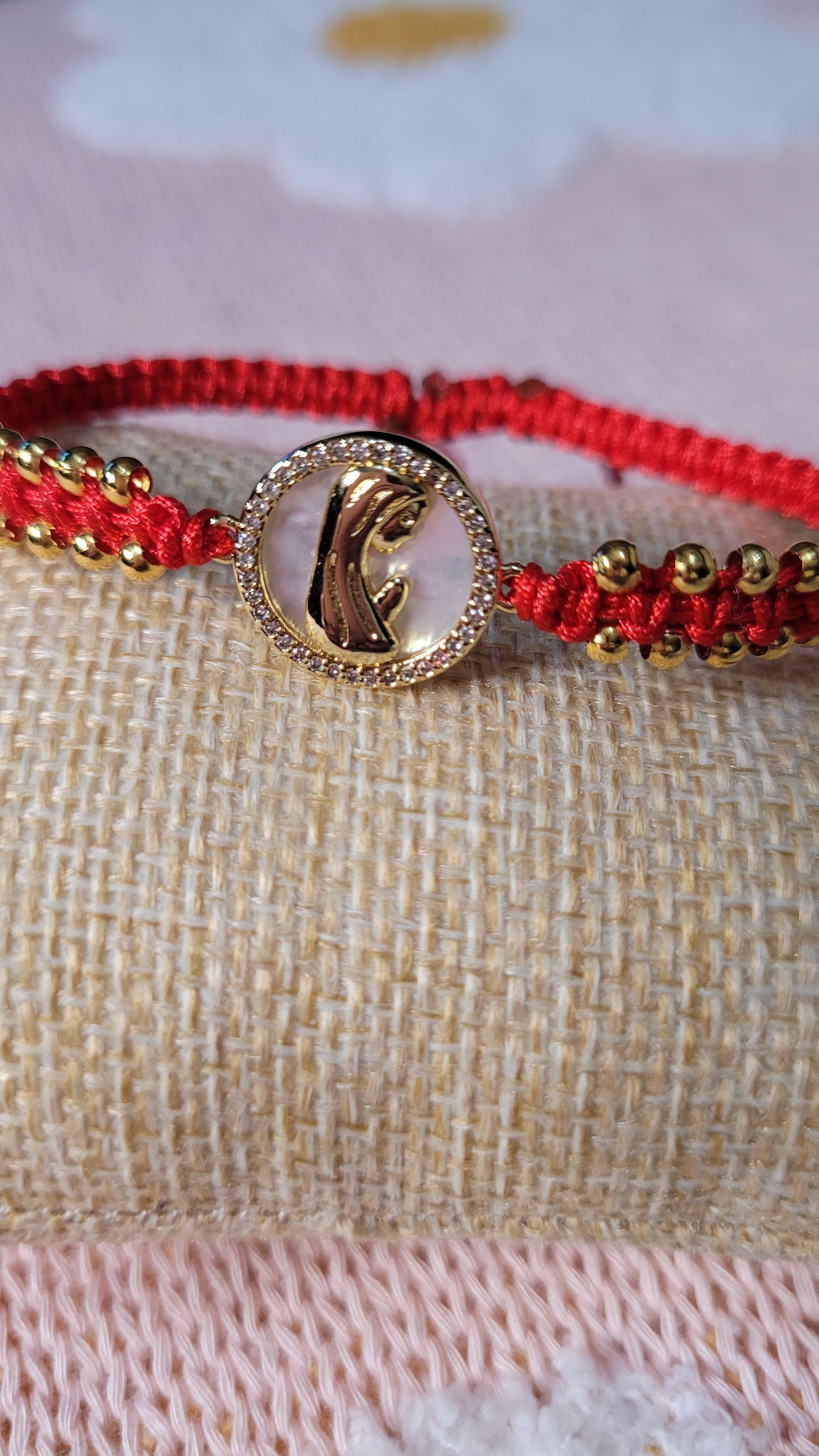 Pulsera tejida ajustable con cuentas y charm de Virgen María con nácar/Adjustable woven bracelet with beads and Virgin Mary charm with mother-of-pearl