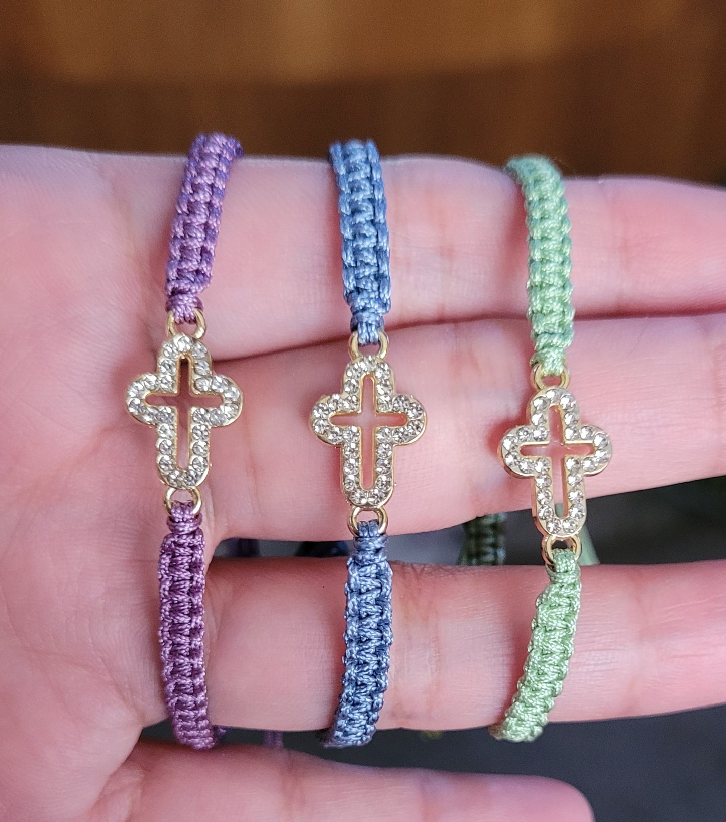 Pulsera tejida con dije cruz con brillantes/ Woven bracelet with cross charm and rhinestones.