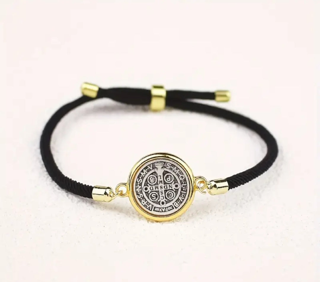 Pulsera ajustable con medalla de San Benito de Abad/ Adjustable bracelet with St. Benedict medal
