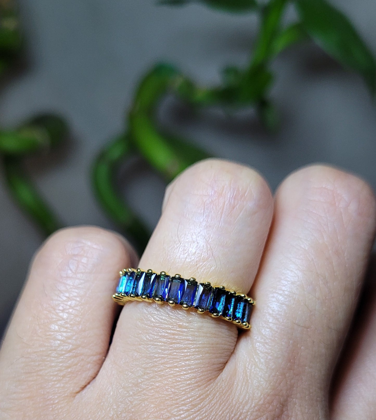 Anillo de acero inoxidable ajustable con circones/ Adjustable stainless steel ring with zircons