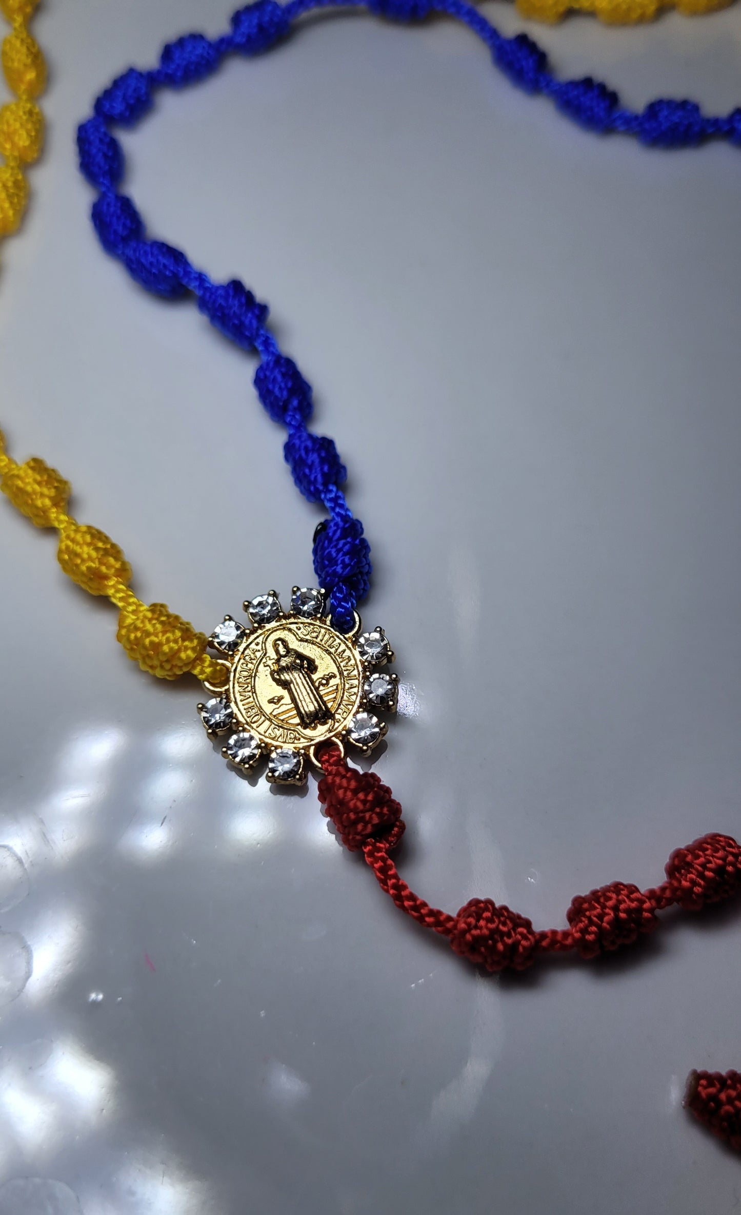 Rosario Tricolor con San Benito de Abad/Tricolor Rosary with Saint Benedict the Abbot