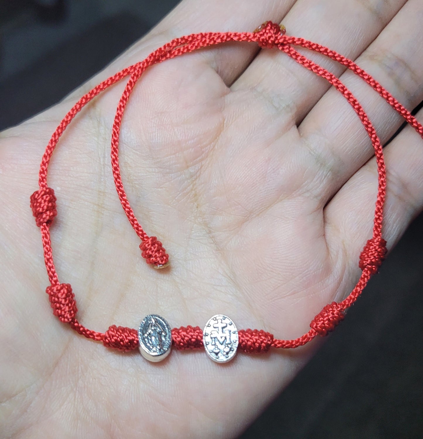 Pulsera 7 nudos con dije doble de Virgen Maria/ 7 knot bracelet with double Virgin Mary charm
