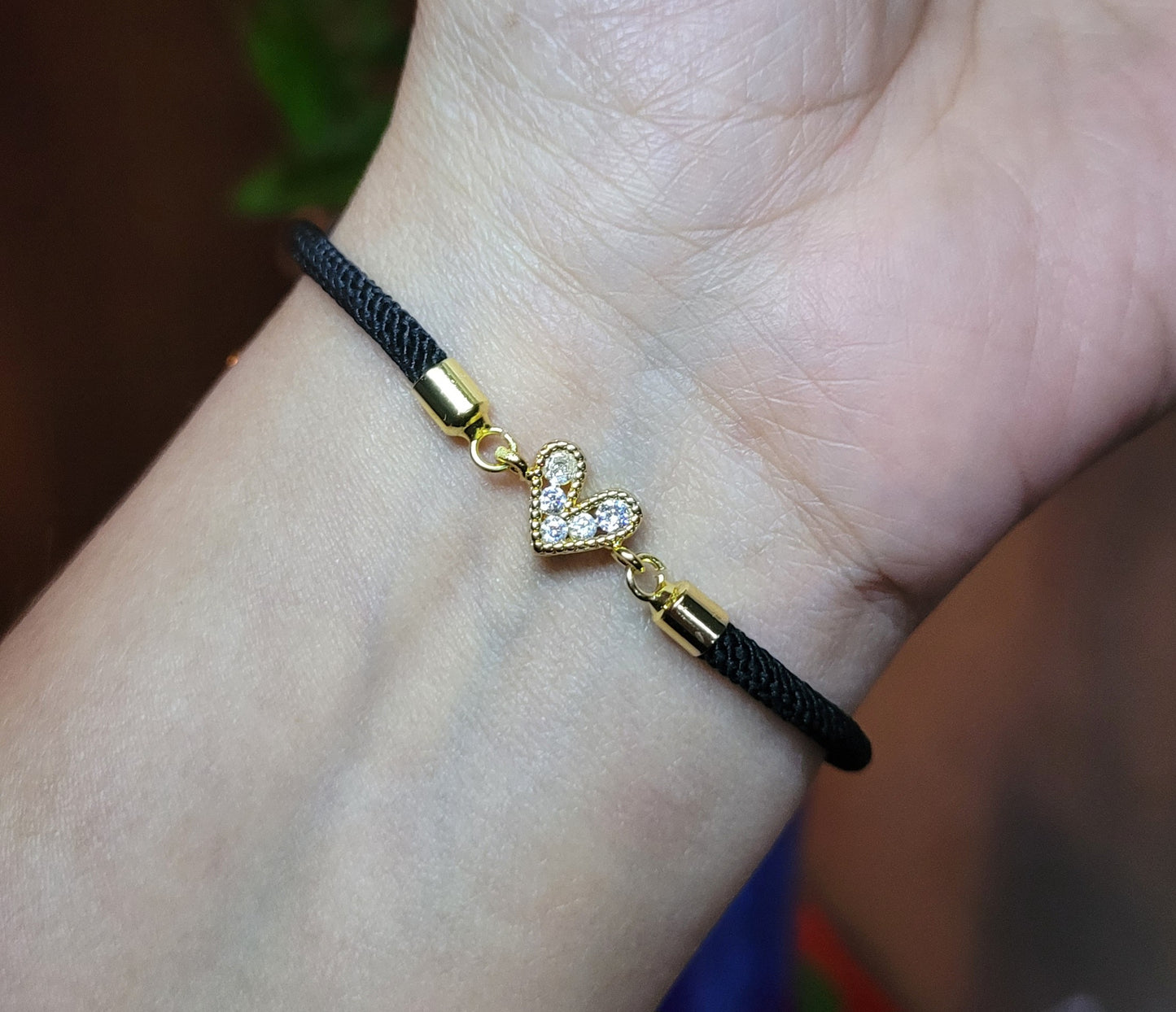 Pulsera con cordon ajustable con dije de corazon con Zircon/ Adjustable cord bracelet with heart charm and zircon.