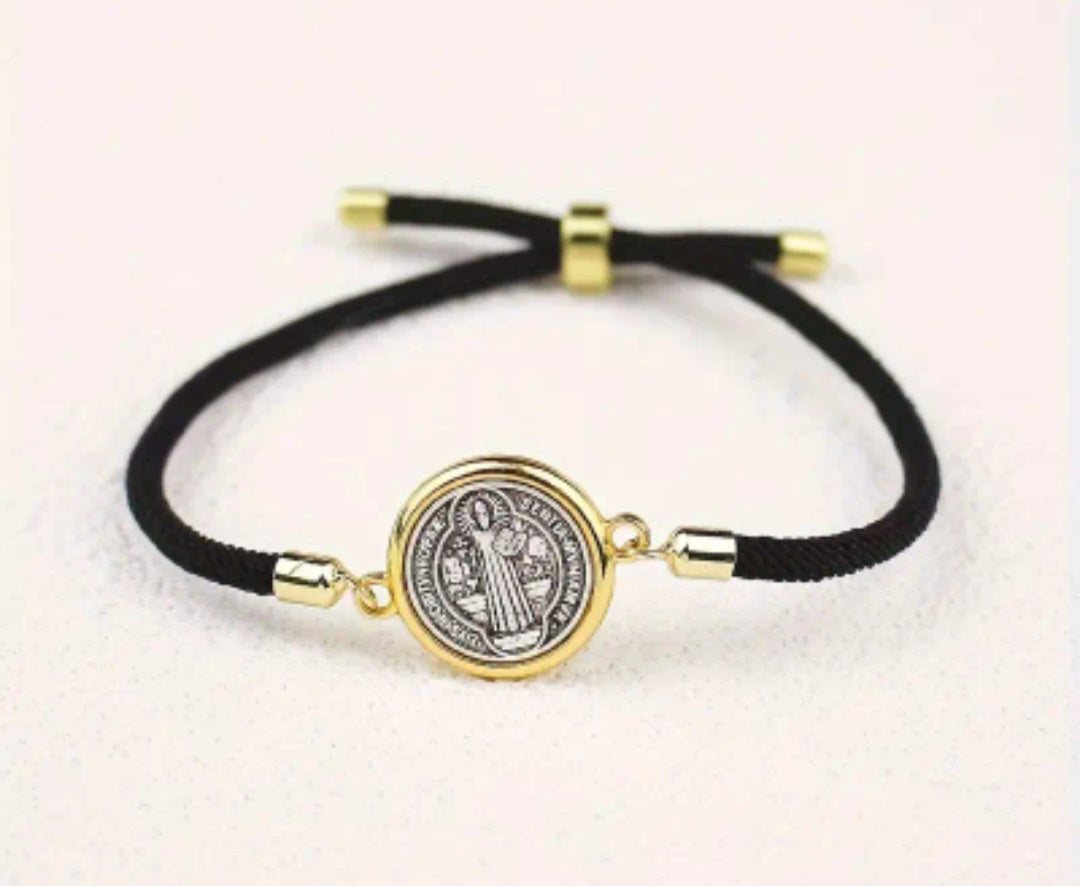 Pulsera ajustable con medalla de San Benito de Abad/ Adjustable bracelet with St. Benedict medal