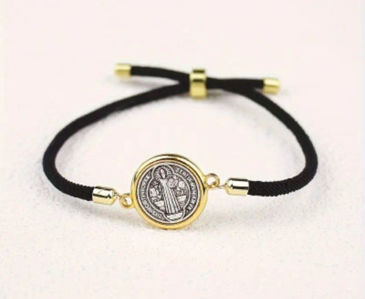 Pulsera ajustable con medalla de San Benito de Abad/ Adjustable bracelet with St. Benedict medal