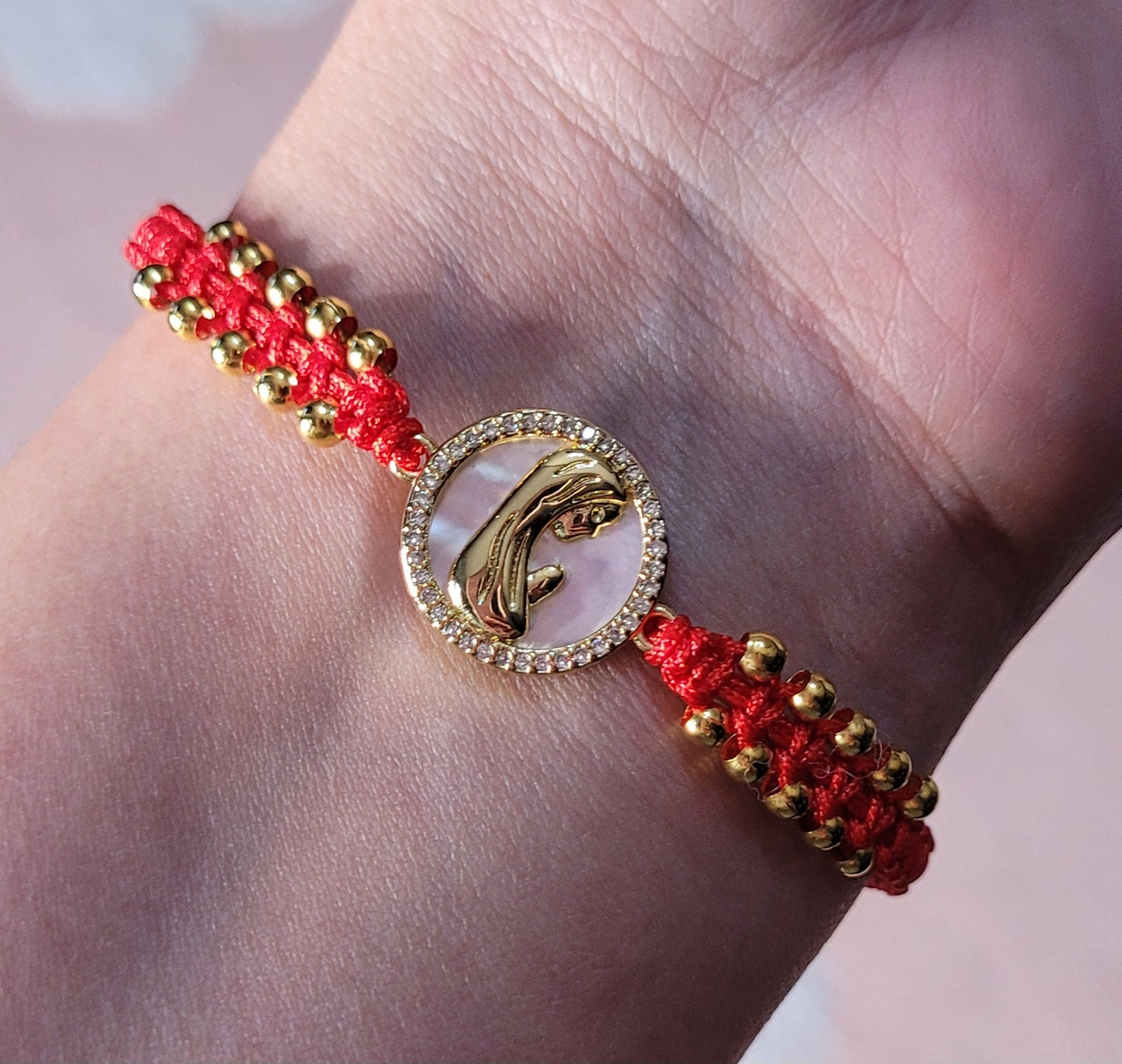 Pulsera tejida ajustable con cuentas y charm de Virgen María con nácar/Adjustable woven bracelet with beads and Virgin Mary charm with mother-of-pearl