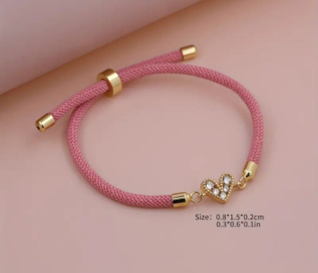 Pulsera con cordon ajustable con dije de corazon con Zircon/ Adjustable cord bracelet with heart charm and zircon.