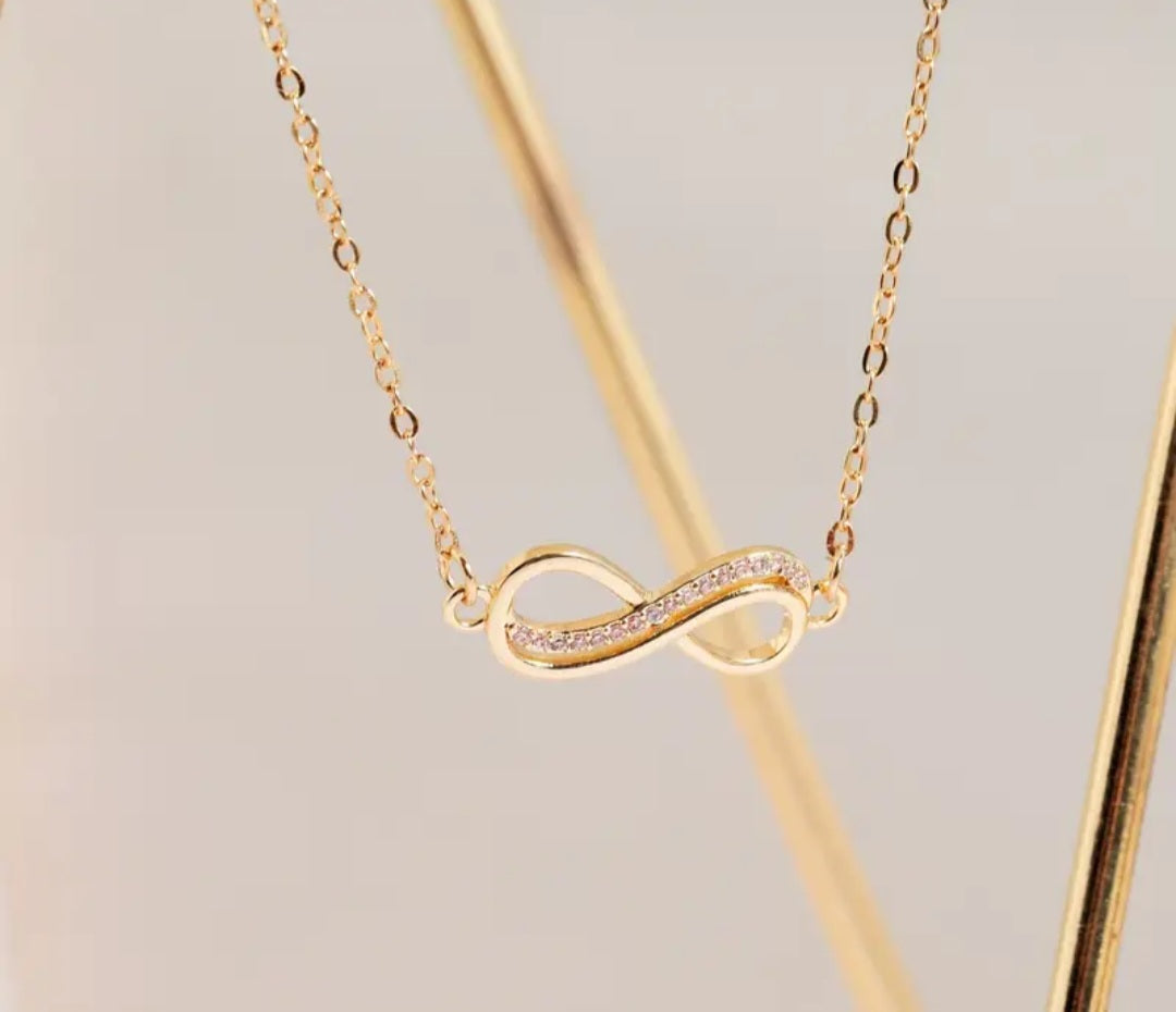 Cadena de acero inoxidable con dije de infinito con zircones/ Stainless steel chain with infinity pendant with cubic zirconia.