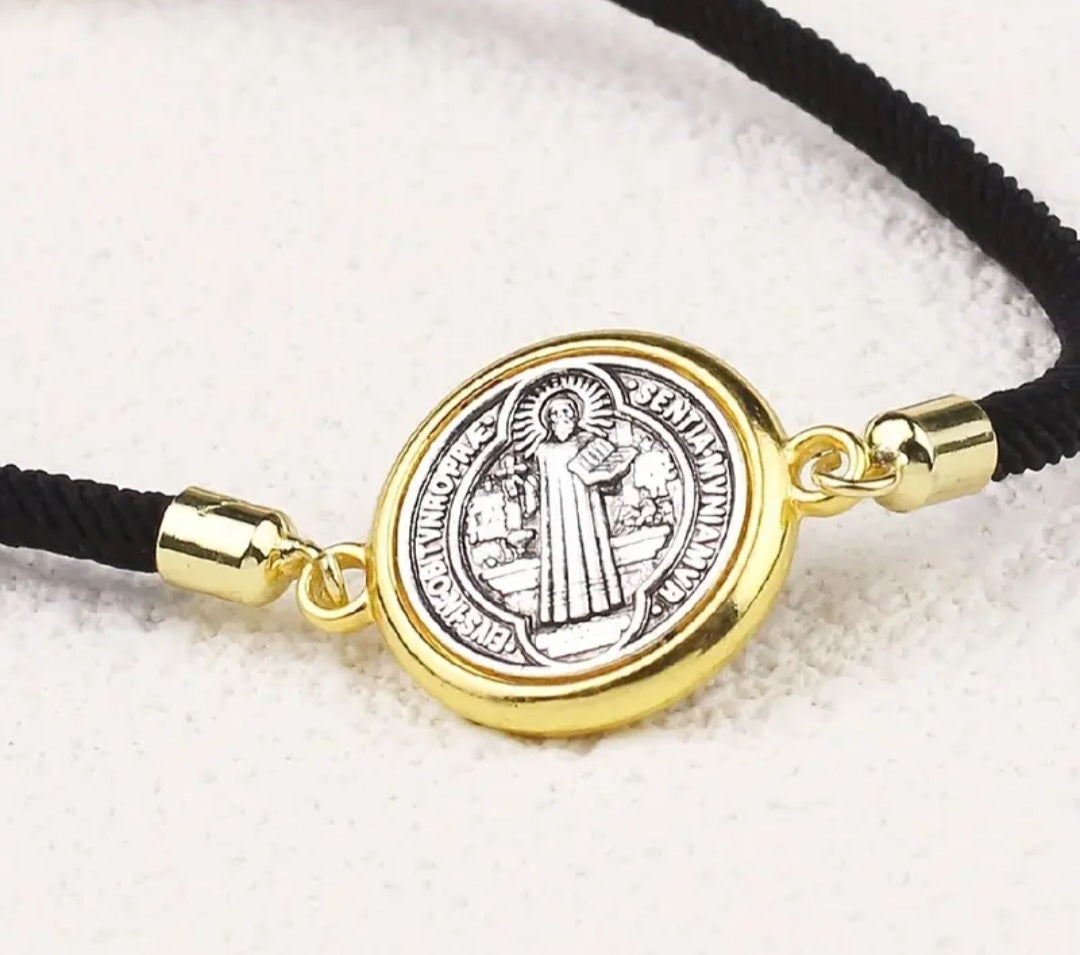 Pulsera ajustable con medalla de San Benito de Abad/ Adjustable bracelet with St. Benedict medal