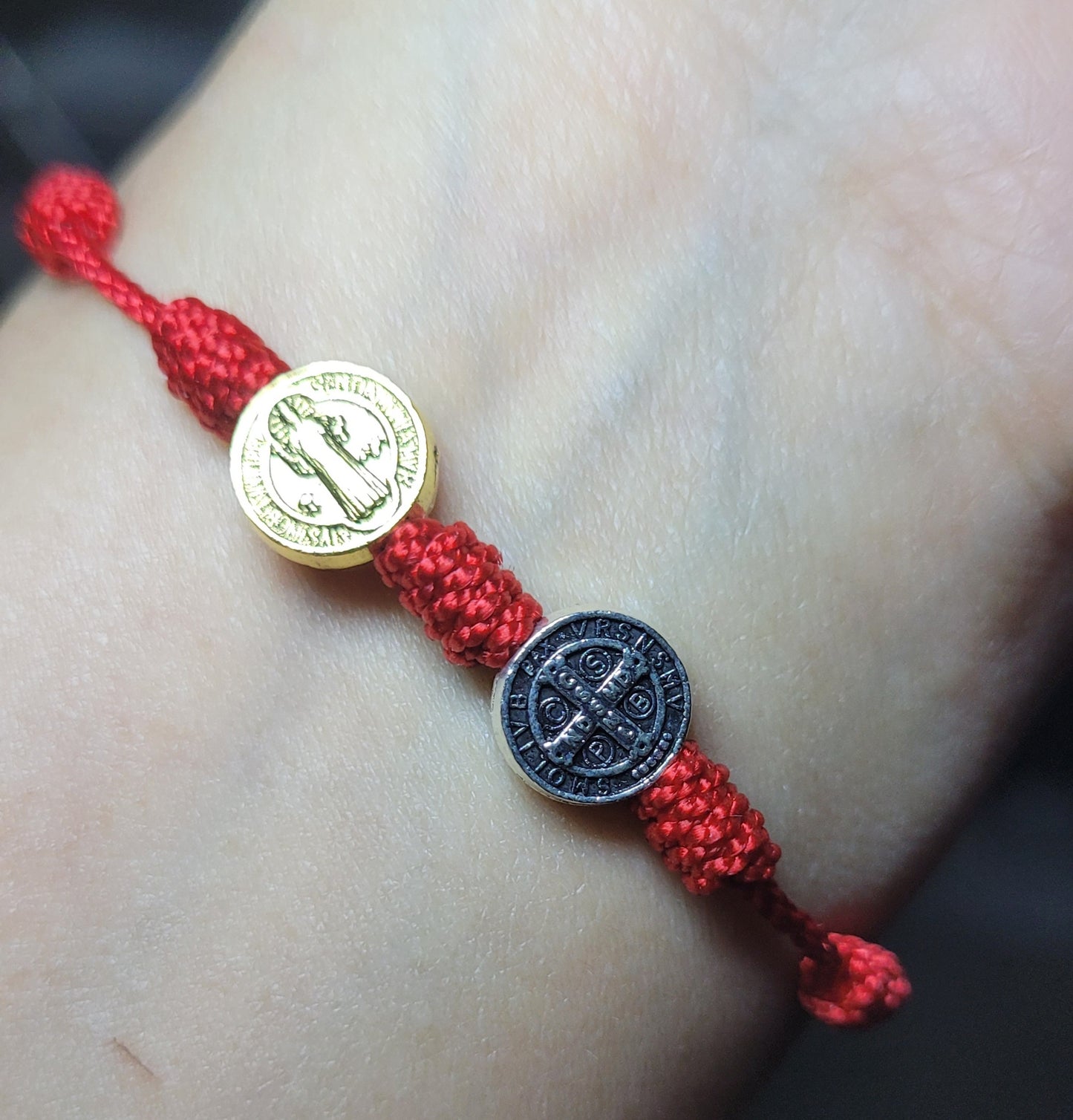 Pulsera 7 nudos con dije doble de San Benito de Abad dorado y plateado/ Bracelet with 7 knots and a double charm of Saint Benedict the Abbot in gold and silver.