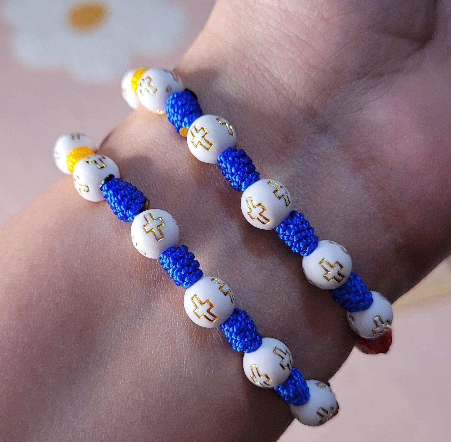 Pulsera rosario tricolor con piedras acrílicas/ Tricolor rosary bracelet with acrylic stones