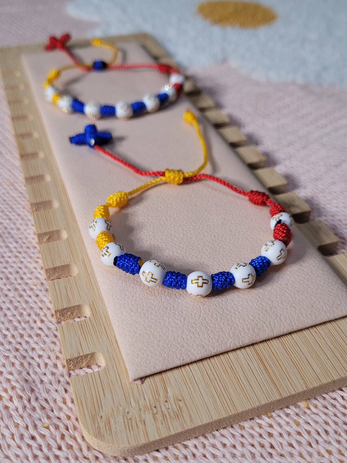 Pulsera rosario tricolor con piedras acrílicas/ Tricolor rosary bracelet with acrylic stones
