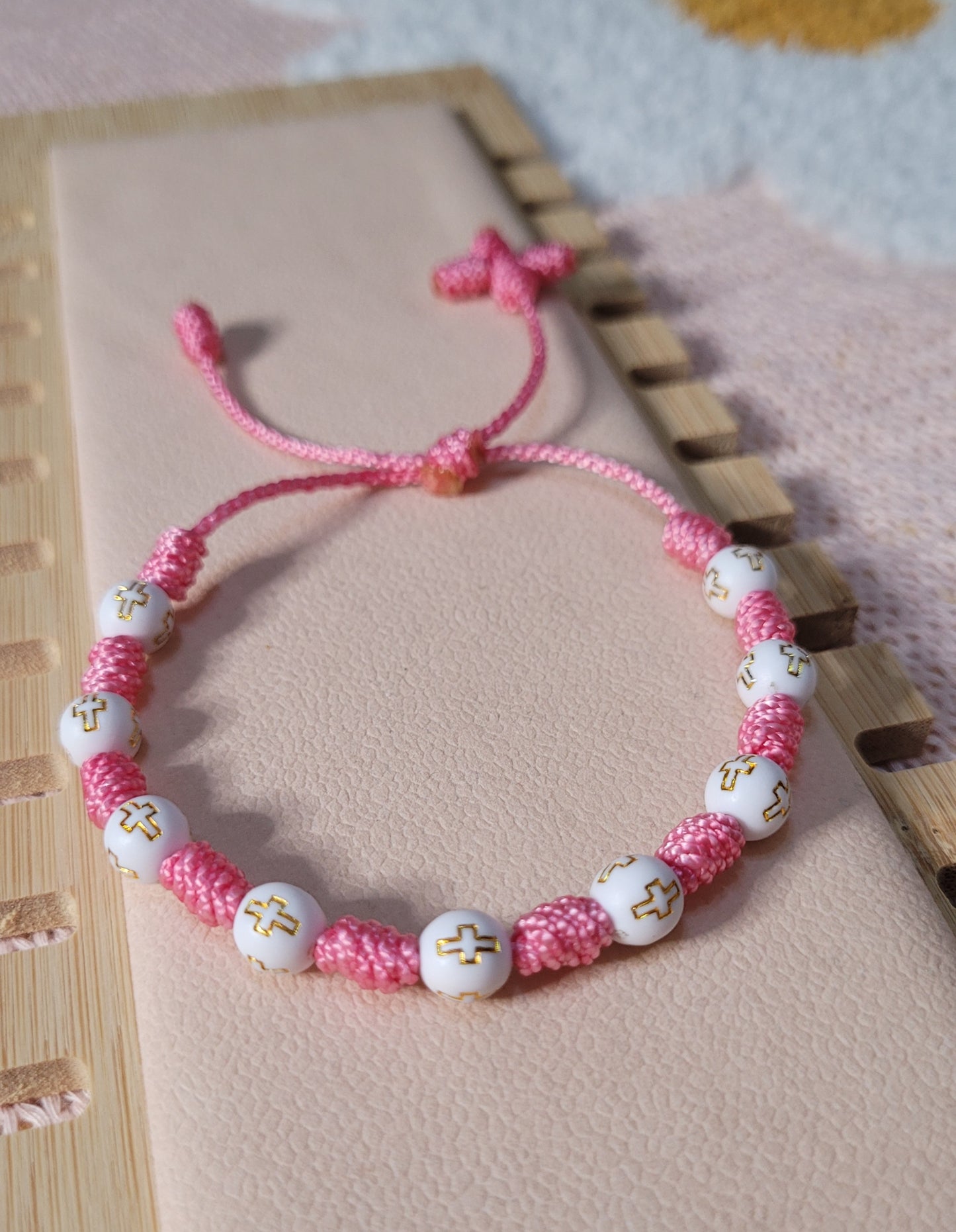 Pulsera rosario unisex con cruz de piedras acrílicas./ Unisex rosary bracelet with acrylic stones cross.