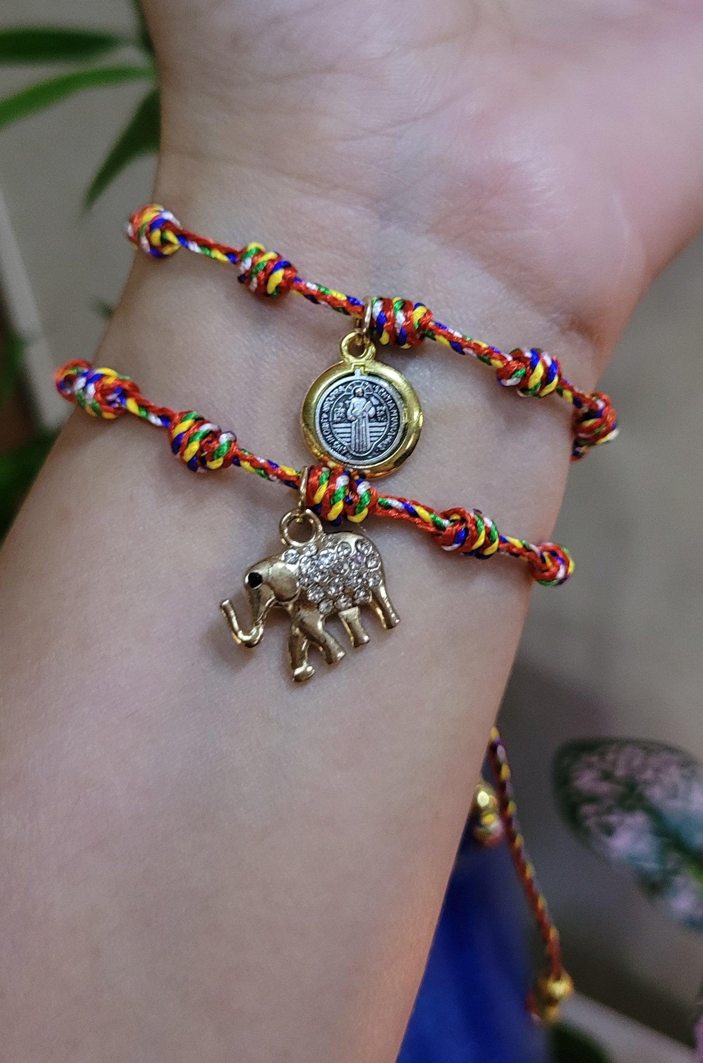 Pulseras Ajustables Multicolor con Dijes de Elefante y San Benito/ Adjustable Multicolor Bracelets with Elephant and St. Benedict Charms