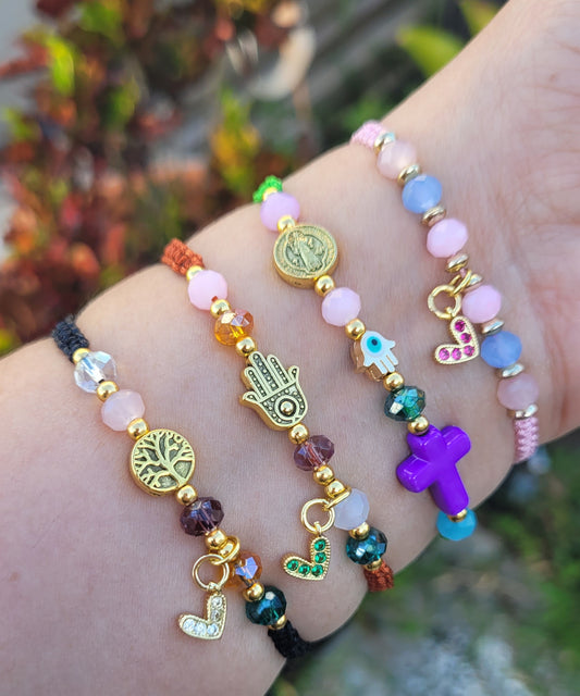 Pulsera variedad de dijes de protección/ Bracelet with a variety of protective charms