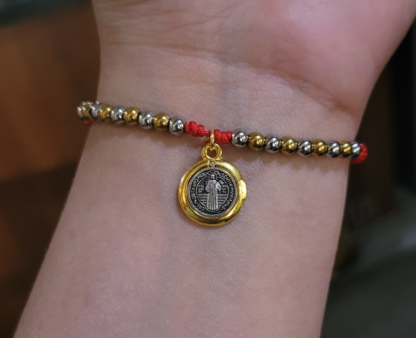 Pulsera de protección San Benito de Abad con balines dorados y plateados/ Saint Benedict the Abbot protection bracelet with beads