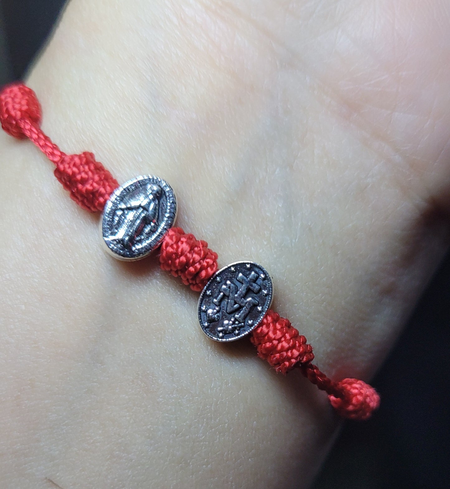 Pulsera 7 nudos con dije doble de Virgen Maria/ 7 knot bracelet with double Virgin Mary charm