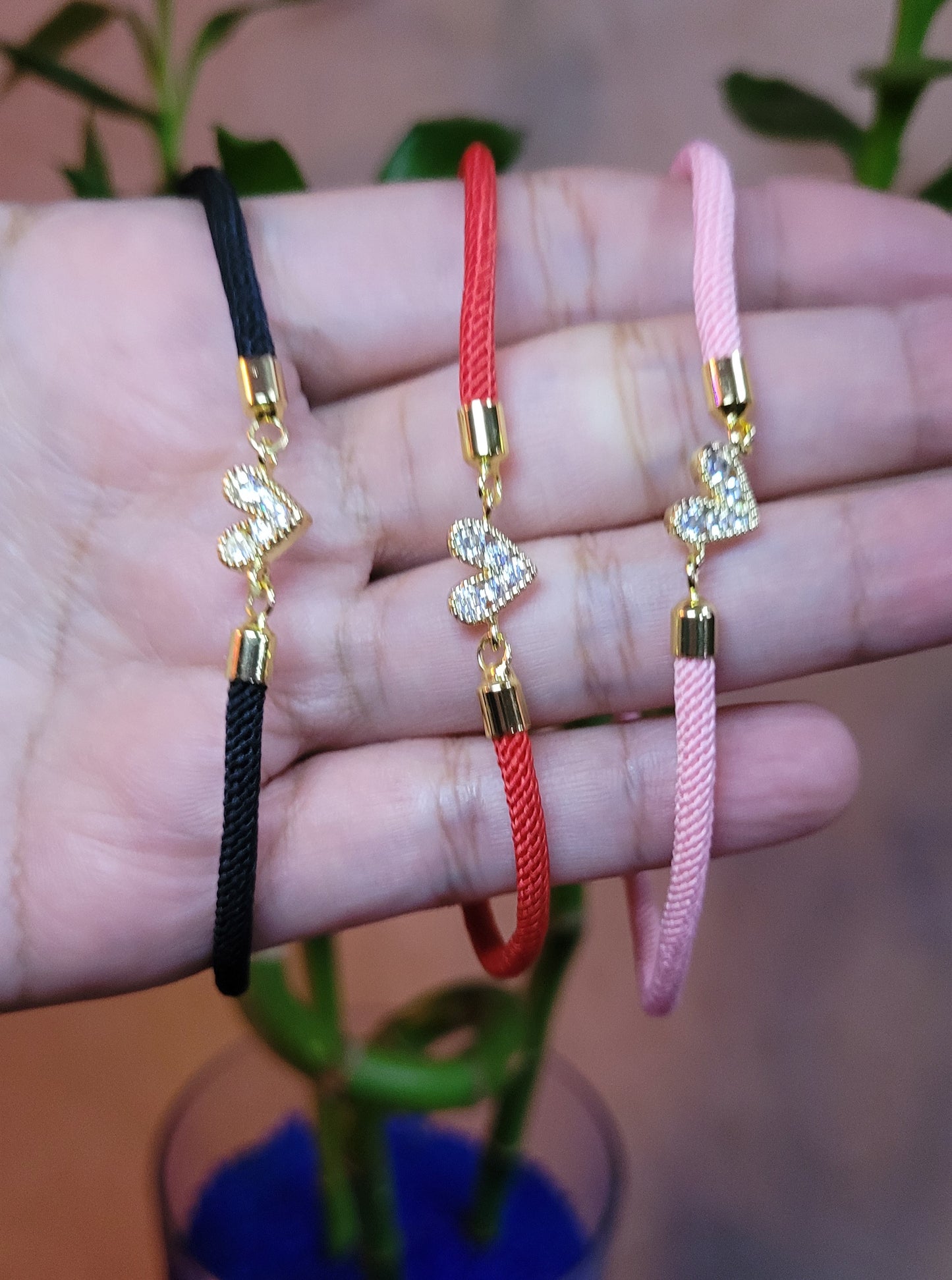 Pulsera con cordon ajustable con dije de corazon con Zircon/ Adjustable cord bracelet with heart charm and zircon.