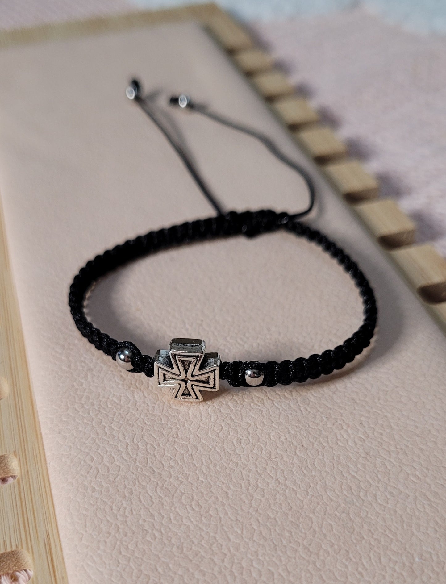 Pulsera tejida ajustable unisex con dije de cruz/ Unisex adjustable woven bracelet with cross charm