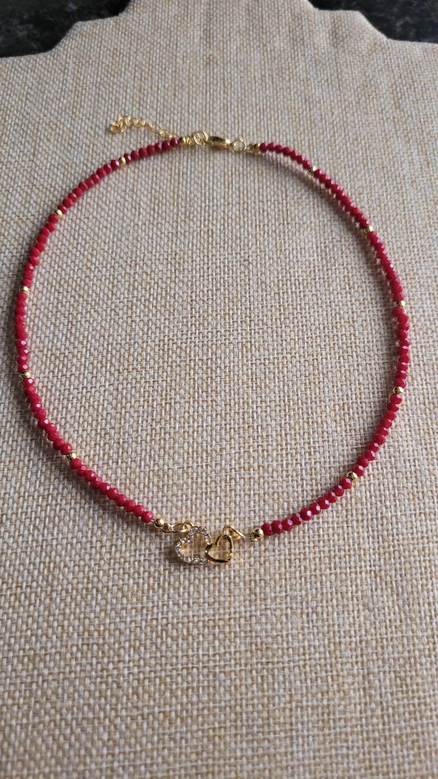 Collar Rojo con Dijes de Corazón/ Red Necklace with Heart Charms